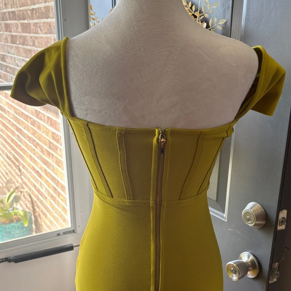 Elegant Backless Off-Shoulder Dress in Yellow - Picture 4 of 9